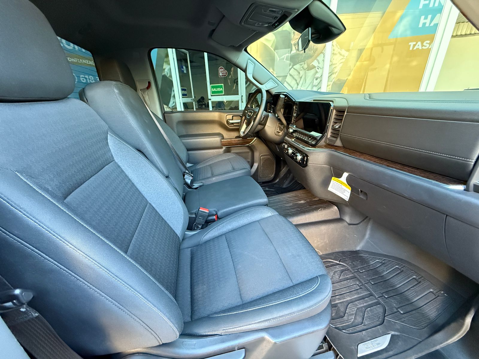 GMC SIERRA SLE CABINA REGULAR 2023 - Image 9