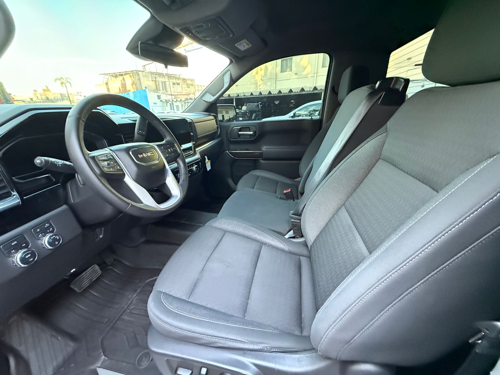 GMC SIERRA SLE CABINA REGULAR 2023 - Image 10