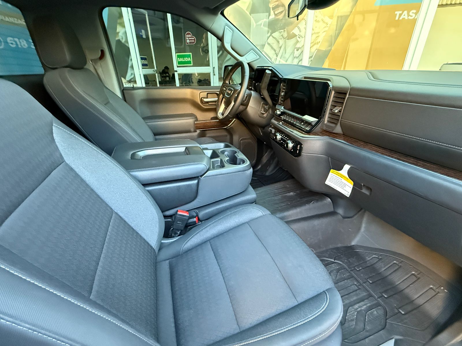 GMC SIERRA SLE CABINA REGULAR 2023 - Image 11