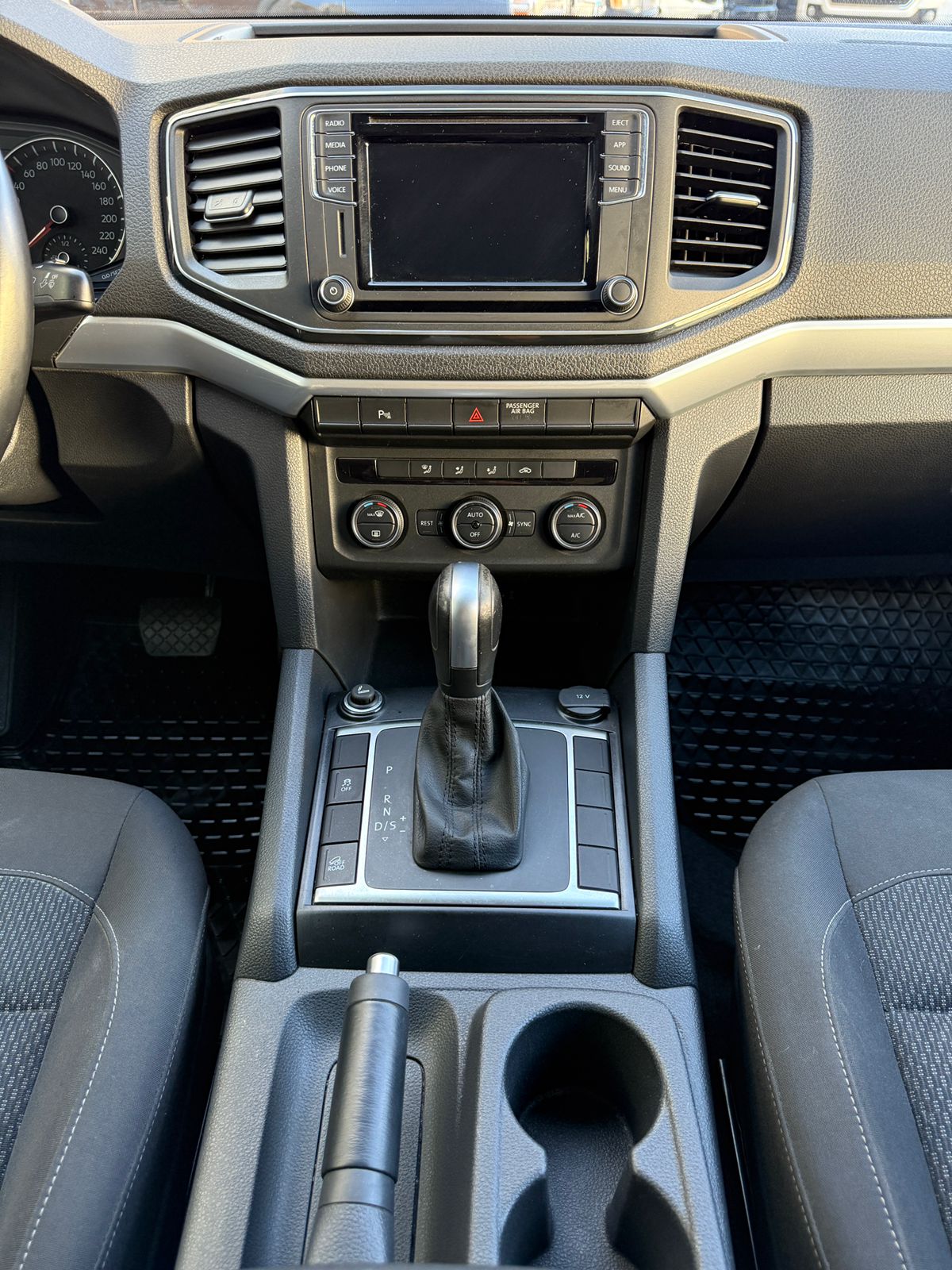 VOLKSWAGEN AMAROK HIGHLINE 4 MOTION DIÉSEL 2023 - Image 13