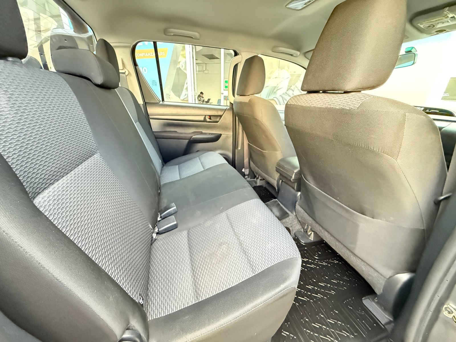 TOYOTA HILUX DOBLE CABINA SR 2024 - Image 10