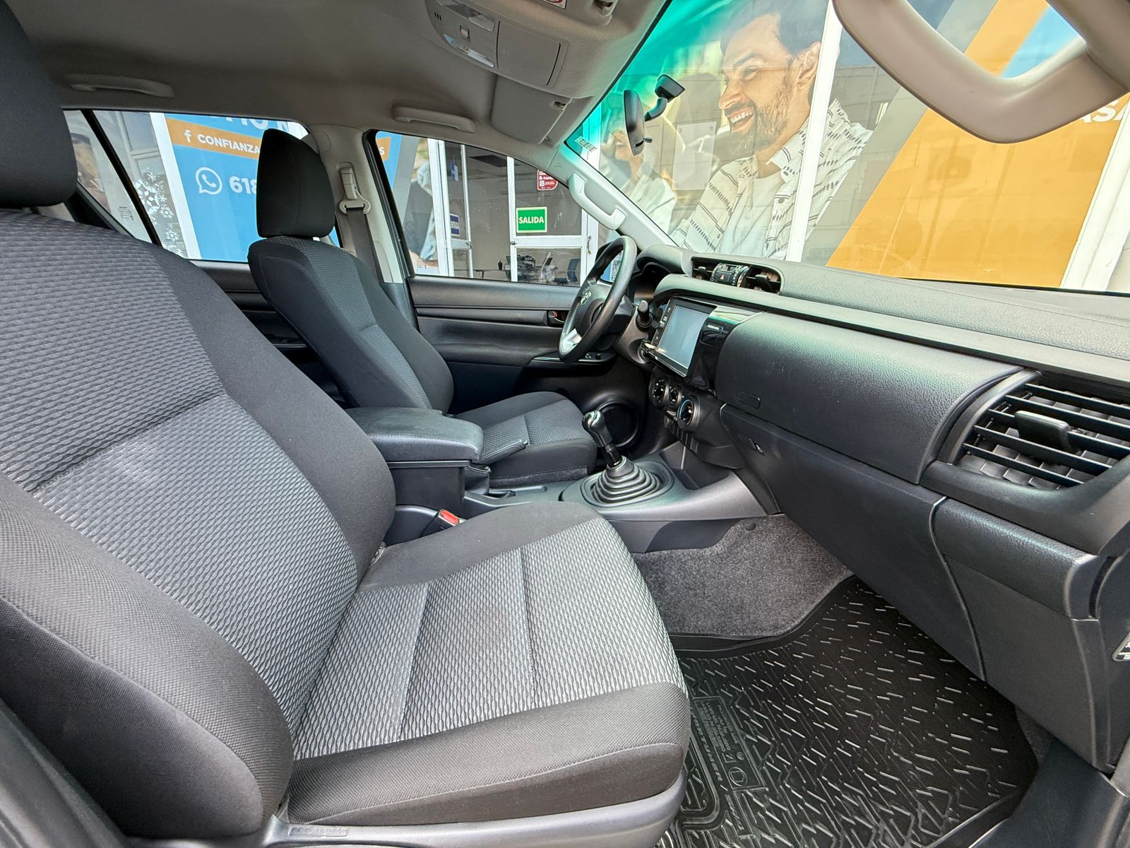 TOYOTA HILUX DOBLE CABINA SR 2024 - Image 8