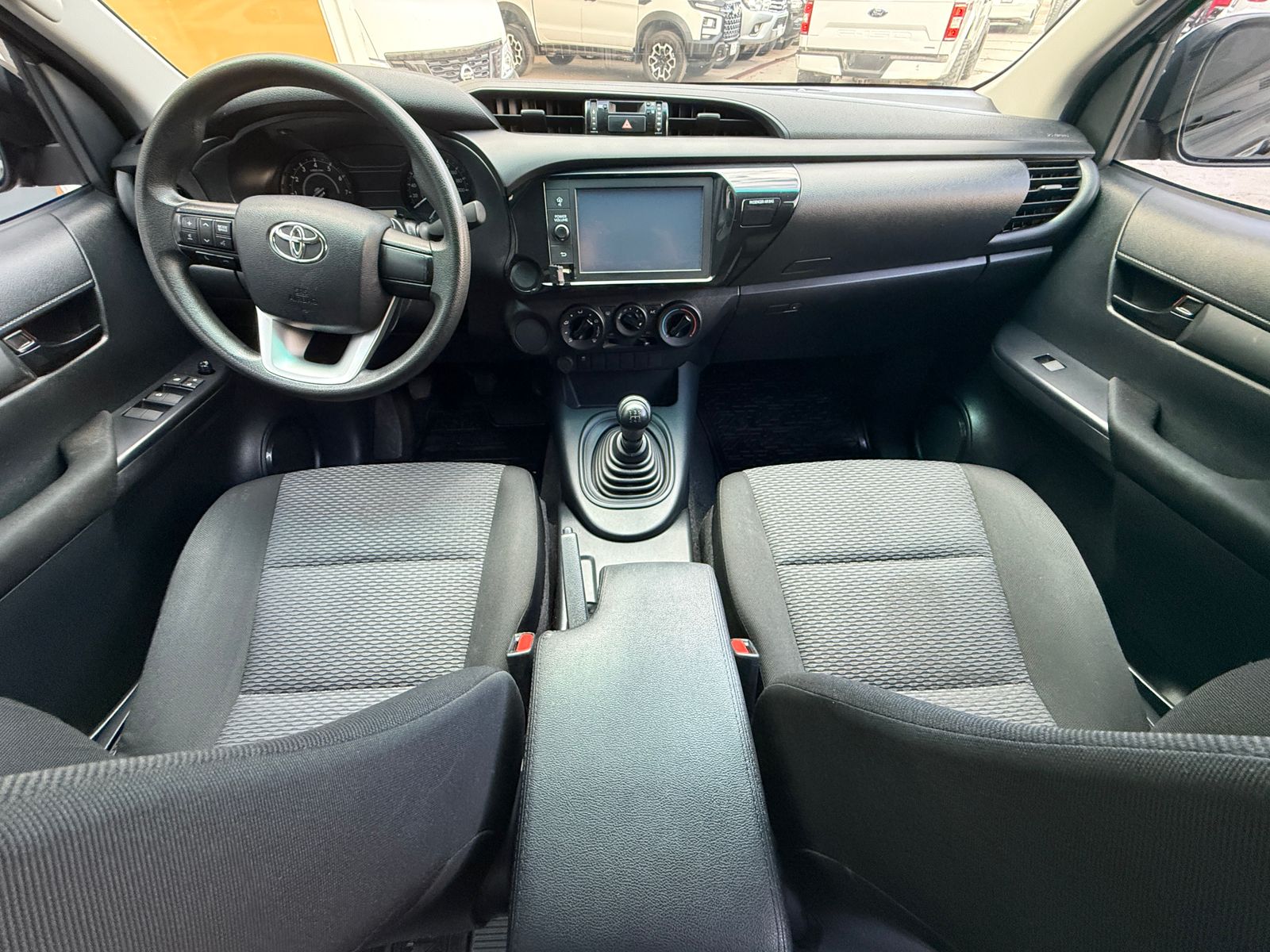 TOYOTA HILUX DOBLE CABINA SR 2024 - Image 5