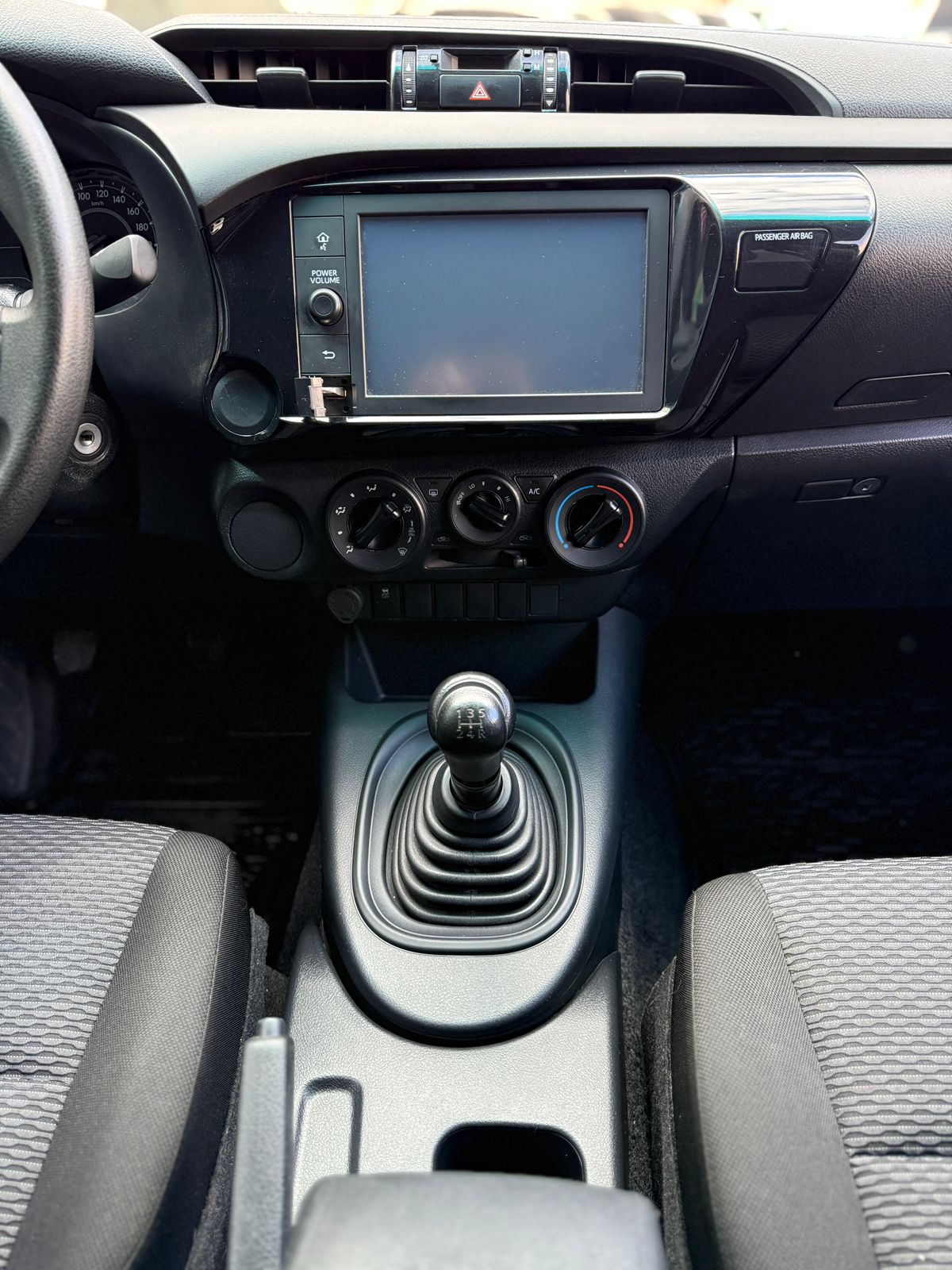 TOYOTA HILUX DOBLE CABINA SR 2024 - Image 19