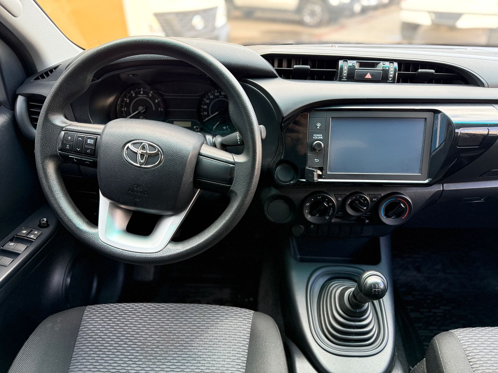 TOYOTA HILUX DOBLE CABINA SR 2024 - Image 12