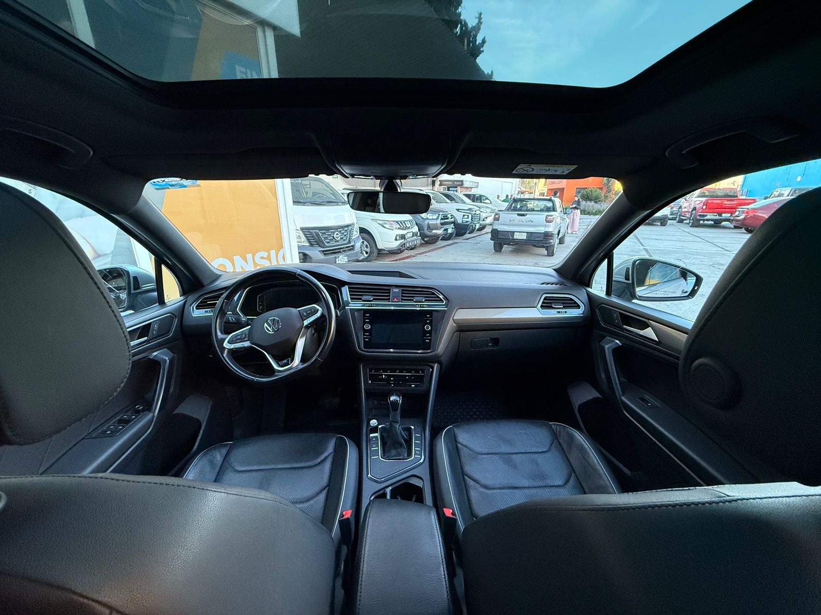 VOLKSWAGEN TIGUAN R LINE TSI 2023 - Image 8