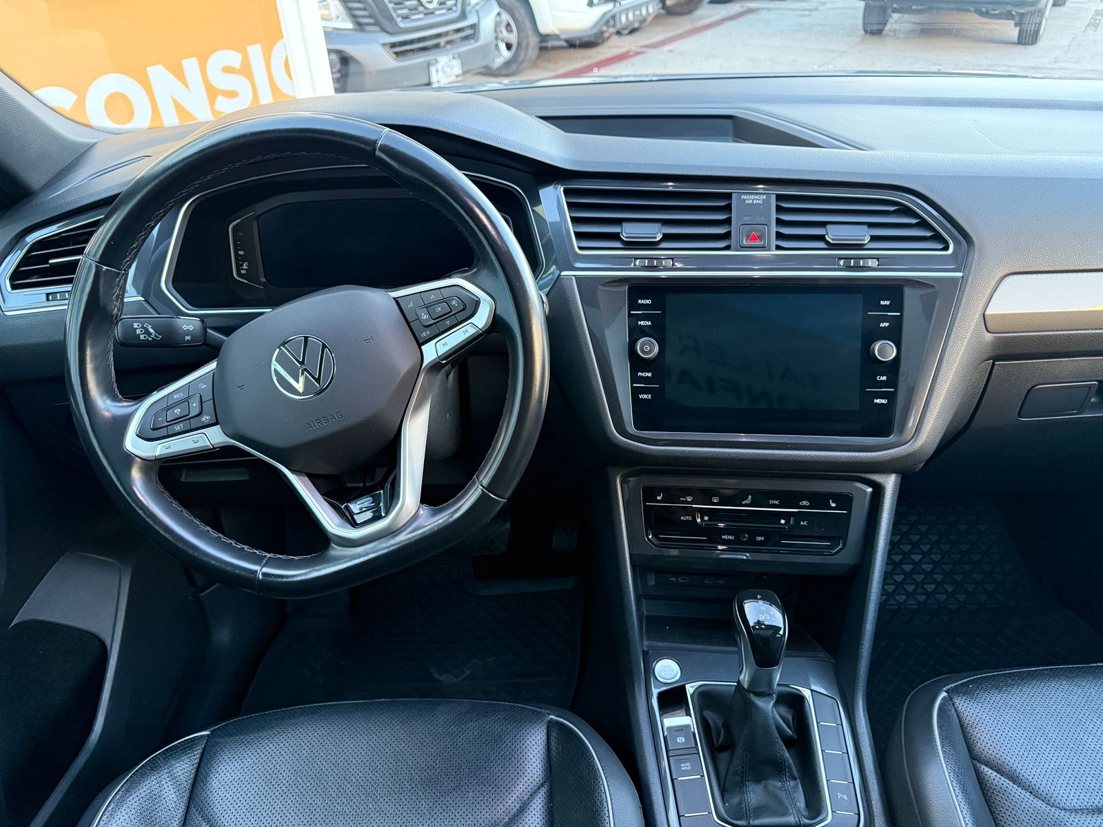 VOLKSWAGEN TIGUAN R LINE TSI 2023 - Image 16