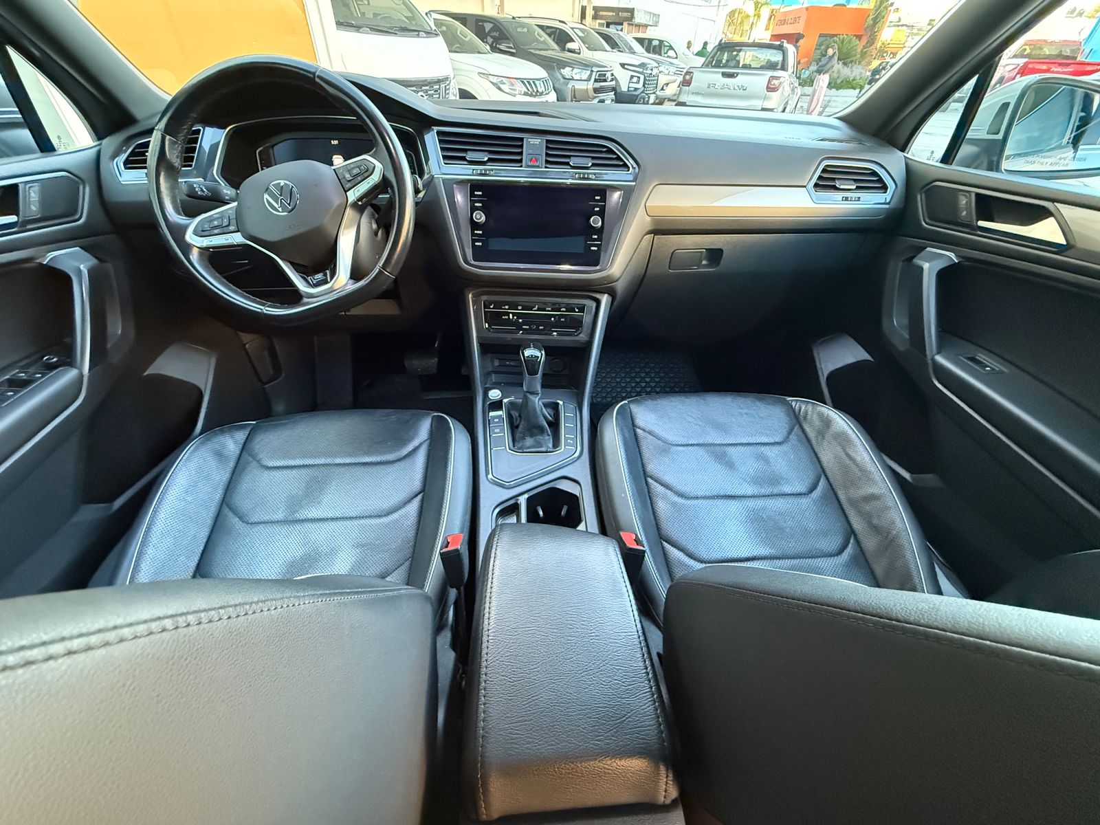 VOLKSWAGEN TIGUAN R LINE TSI 2023 - Image 11