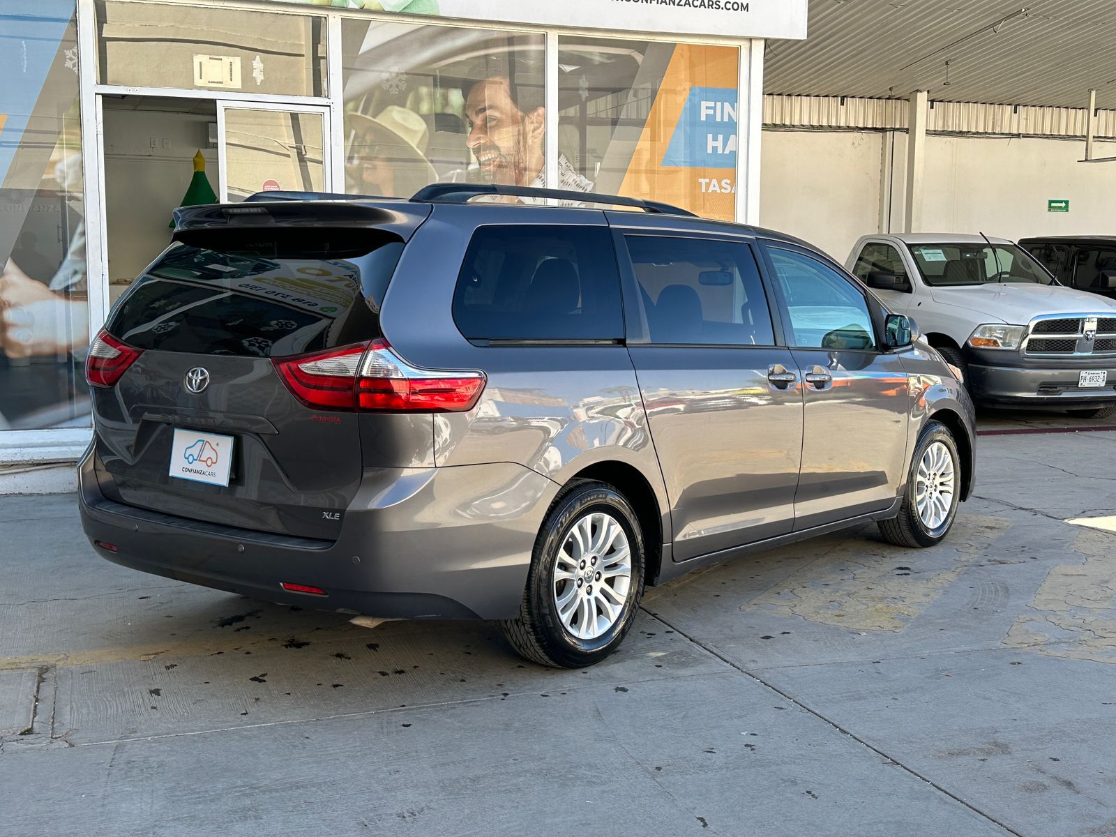 Toyotasiennagrisobscuro13